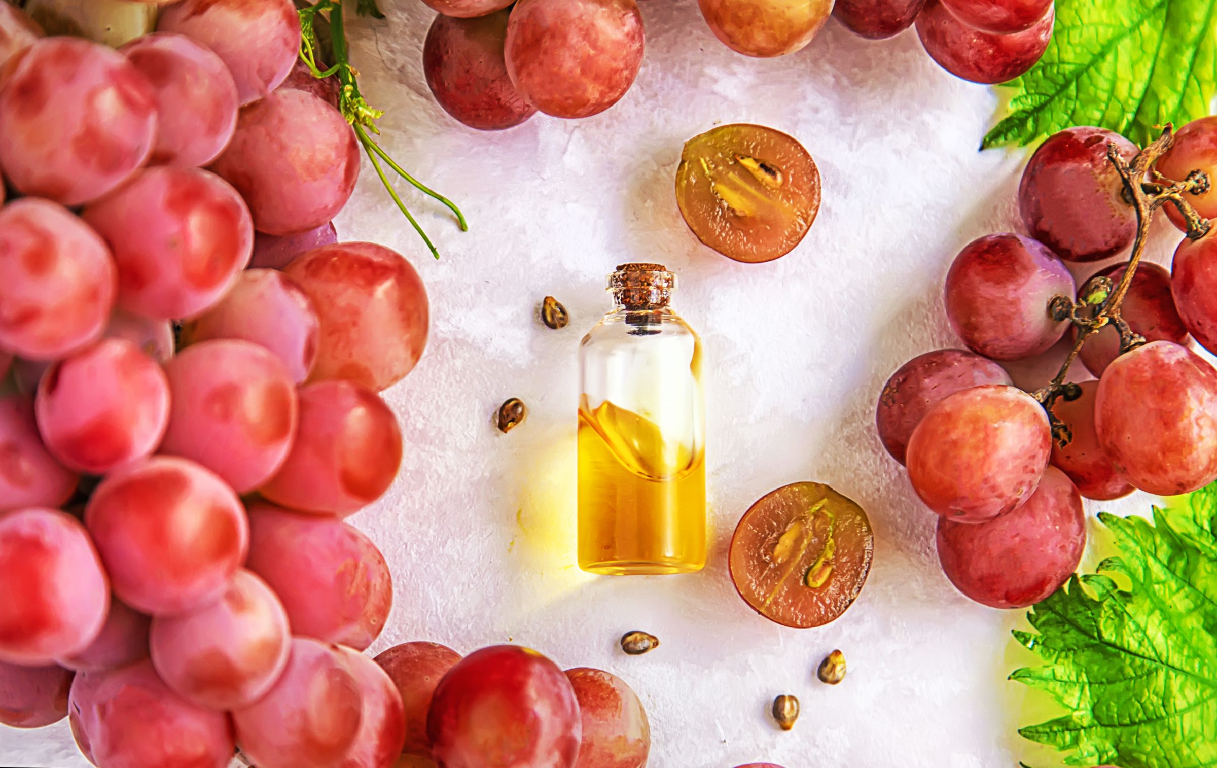 अंगूर का अर्क कोलेजन उत्पादन को बढ़ाने में मदद करता है और महीन रेखाओं और झुर्रियों को कम करके उम्र के संकेतों से लड़ता है, जिससे युवा, अधिक युवा त्वचा मिलती है।